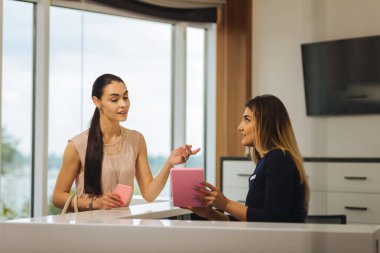 İstemciye bir tablet gösterilen güzel profesyonel yönetici