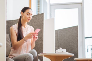 Çok güzel kadın onun smartphone vasıl arıyor