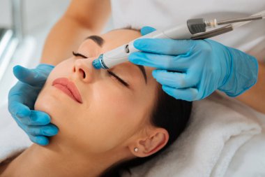 Çok mutlu güzel pozitif kadın HydraFacial yordam sahip