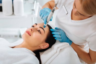 Tıbbi yatakta yatıyordu güzel hoş kadın