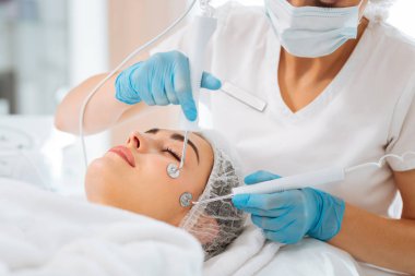 Bir güzellik yordam yapıyor profesyonel deneyimli güzellik uzmanı