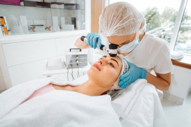 Profesyonel yetenekli doktor istemcileri cilt kontrol