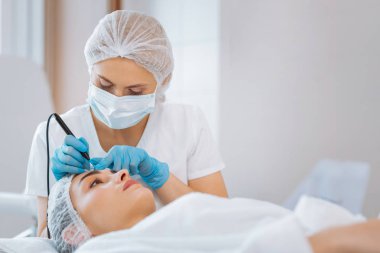 Hastaların yüzüne bakarak profesyonel ciddi dermatolog