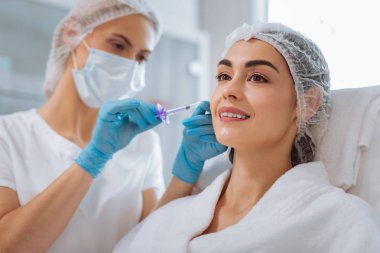 Neşeli pozitif kadın onun gelecekteki görünümü ile ilgili düşünme