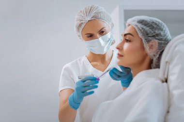 Güzellik uzmanı çalışan hoş akıllı kadın