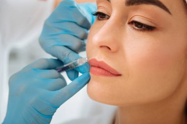 Güzel iyi görünümlü kadın iğne sahip