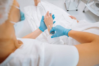 Doktor elinde bir el üstten görünüm