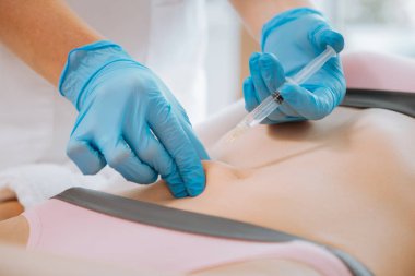 Güzellik uzmanları elinde istemcileri vücut dokunmadan yakın çekim