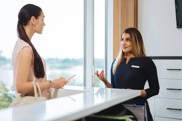 Inteligente agradável mulher trabalhando na recepção — Fotografia de Stock