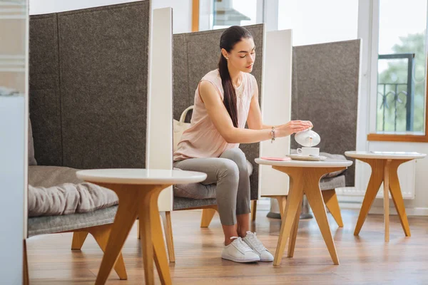 Aangename jonge vrouw gieten thee voor zichzelf — Stockfoto