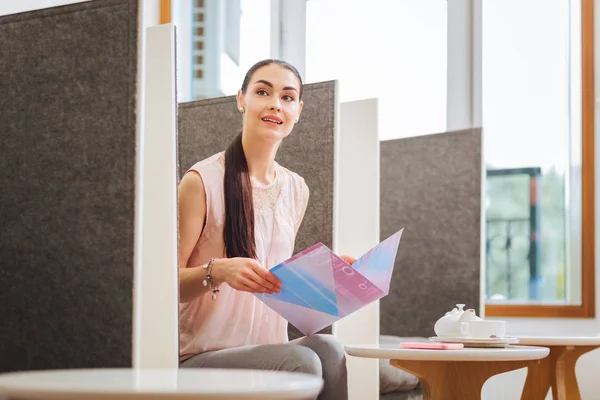 Agradable mujer sosteniendo una revista de moda — Foto de Stock