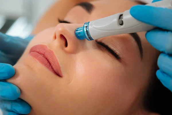 Hydrafacial yordam için modern bir cihazın yakın çekim