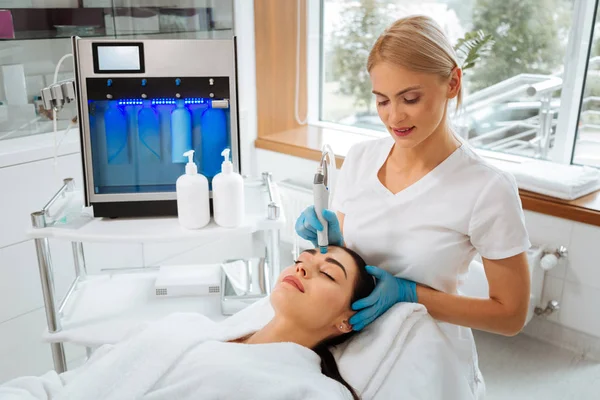 Szakmai képzett női kozmetikus csinál hydrafacial eljárás — Stock Fotó