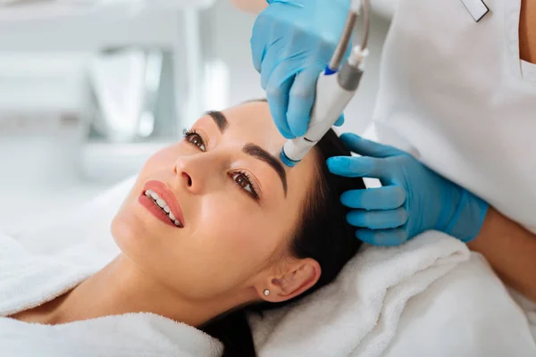 Glad trevlig kvinna njuter hydrafacial förfarandet — Stockfoto