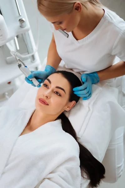 Nice pleasant woman having a beauty procedure — Stock Photo, Image