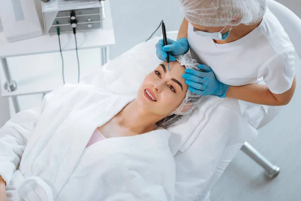 Blij positieve mooie vrouw genieten van professionele therapie — Stockfoto