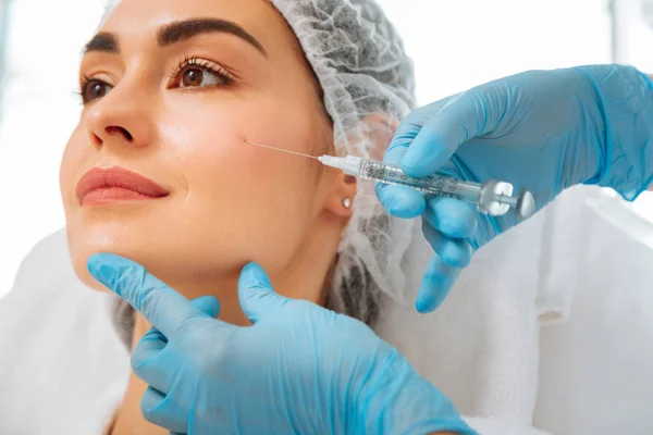 Close up van een vrouwelijk gezicht tijdens de procedure van de schoonheid — Stockfoto