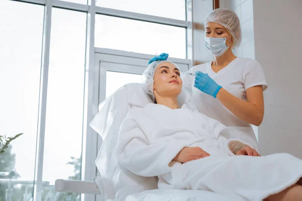 Leuke mooie vrouw met een injectie van schoonheid — Stockfoto