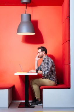 Sakin öğretmen üniversitede olurken onun laptop üzerinde çalışma