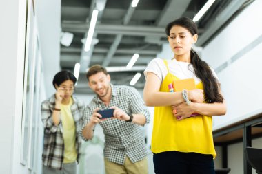 Duygusal kız iki erkek fotoğrafları alarak taciz yaşıyor