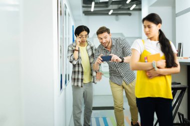 İki erkek öğrenci gövdesi ve onu alarak fotoğrafları bakarak