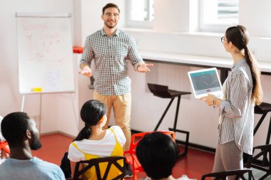 Neşeli insanlar ziyaret iş eğitim ve baktılar arıyorsunuz