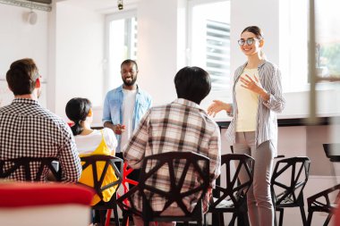 Genç Girişimciler seyir ve hibe ve Burslar hakkında konuşmak pozitif kız