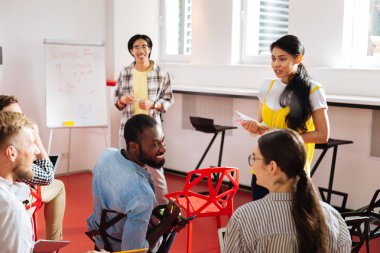 Gülümseyen ve duygusal tartışma neşeli insanlar