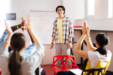 Minnettar insanların ellerini koyarak ve hoparlör için alkış