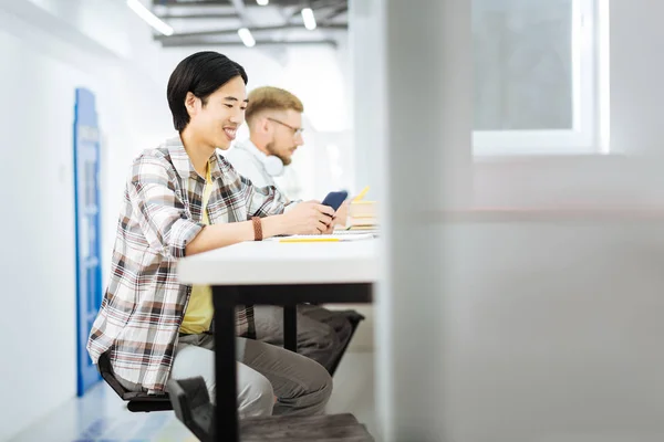 Weißer Coworking Space mit zwei separat sitzenden Männern — Stockfoto