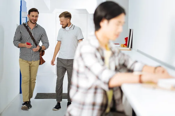 Giovani che camminano a parlare mentre sono in uno spazio di coworking — Foto Stock