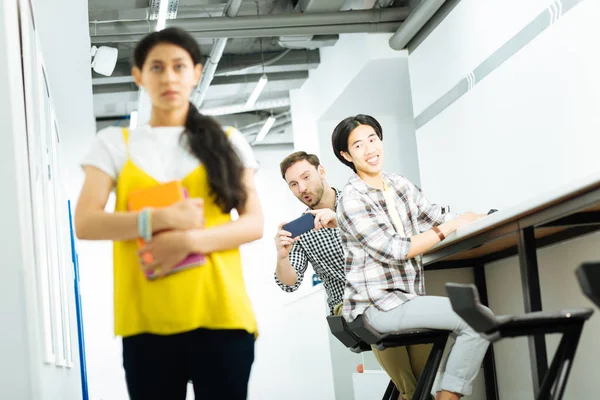 Utanç seyir genç kız ve erkek onu fotoğrafları alarak