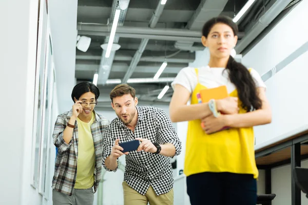 Genç kız yürüyüş eğlenceli ve çekici fotoğraflar sahip erkekler gülüyor