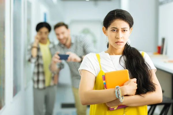 Ernsthafte junge Mädchen fühlen sich müde von Mobbing und Stirnrunzeln — Stockfoto