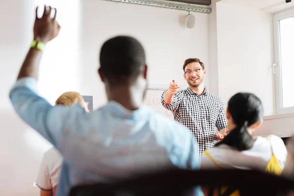 Positieve spreker jongeman te wijzen en lacht om hem — Stockfoto