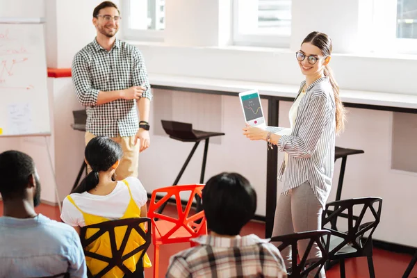 İlginç tartışma bölümü çekerken gülümseyen güzel kız