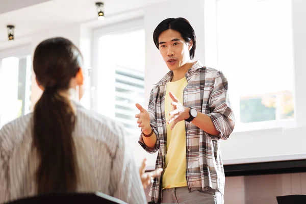 Asiatisch mann looking at long haired mädchen während talking — Stockfoto