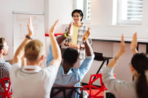 Les gens heureux se sentent reconnaissants et applaudissant à l'orateur — Photo