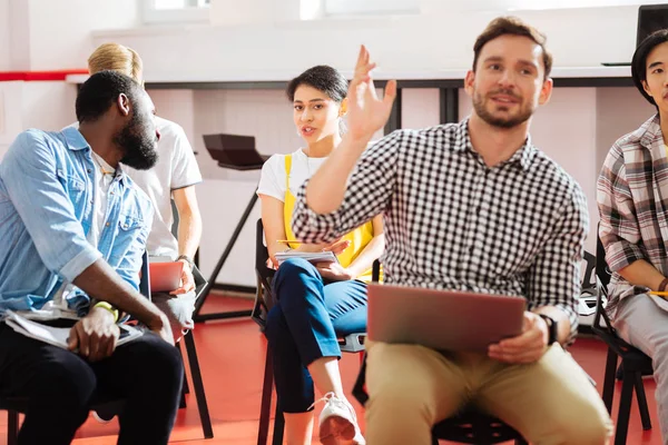 Grupo de estudiantes sentados juntos y participando en interesantes debates — Foto de Stock