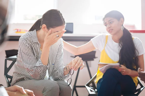 Chica amable mirando a la persona que llora y mostrando su apoyo y comprensión — Foto de Stock