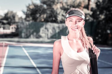 Neşeli mutlu kadın tenis hobi olarak pratik