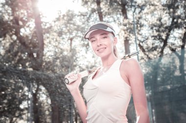 Memnun memnun kadın oyuncu tenis başlayan ayarla