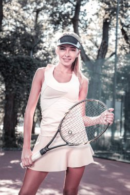 Mutlu kadın oyuncu tenis oyunu zorlu