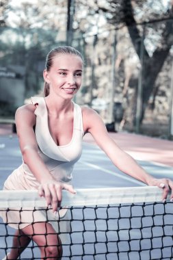 Tenis önce ısınma kadar güçlü kadın oyuncu