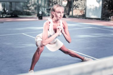 Odaklı çalışkan kadın oyuncu kadar sıcak yürütme