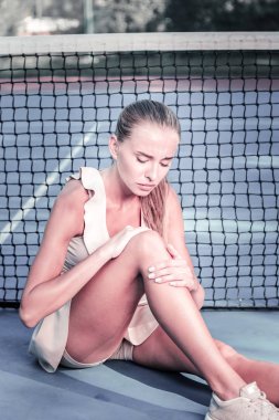 Hüzünlü güzel kadın oyuncu spor travma elde etme