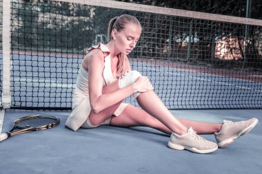 Spor travmasından acı kasvetli sıkıcı kadın oyuncu