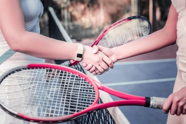 Maçtan önce el sıkışan hevesli kadın oyuncular