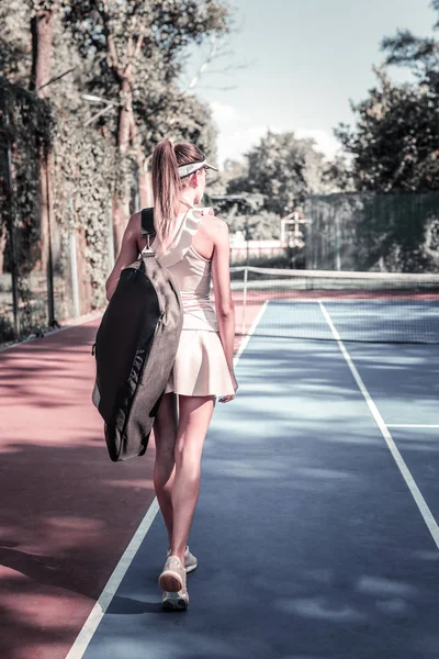 Ambiciosa mulher bem sucedida indo para o treinamento de tênis — Fotografia de Stock