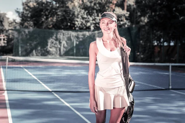 Mujer atractiva soñadora terminando otro entrenamiento de tenis — Foto de Stock